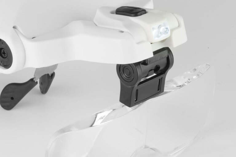 occhiali con lente d'ingrandimento